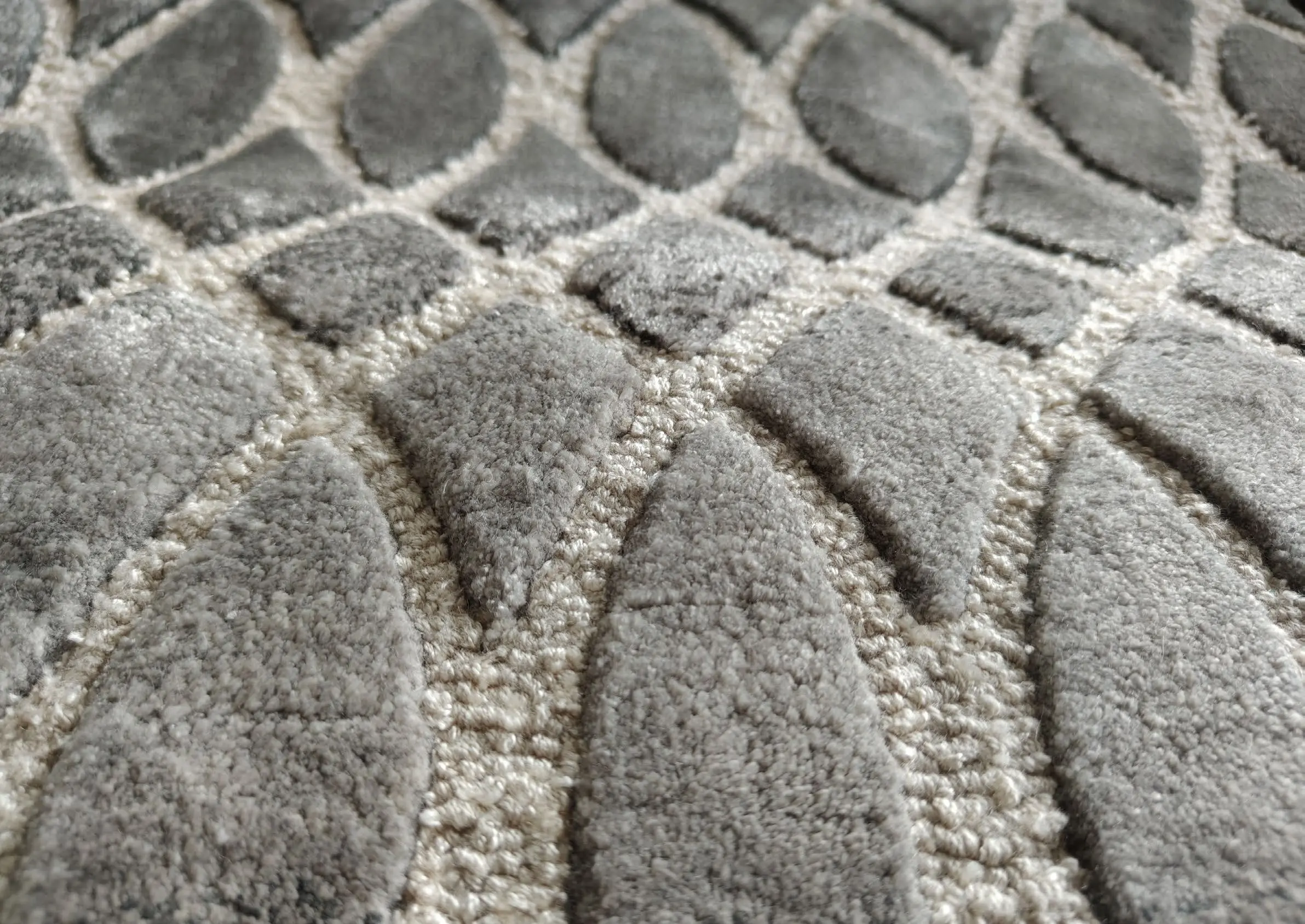 Custom bespoke hand-tufted Viscose rug, carpet manufactured with CUT & LOOP type with Viscose loops. Sarelli Interiors Textiles custom bespoke rug and carpet production, manufacturing, project management and interior projects. Classic and contemporary hand-tufted rugs and carpets.