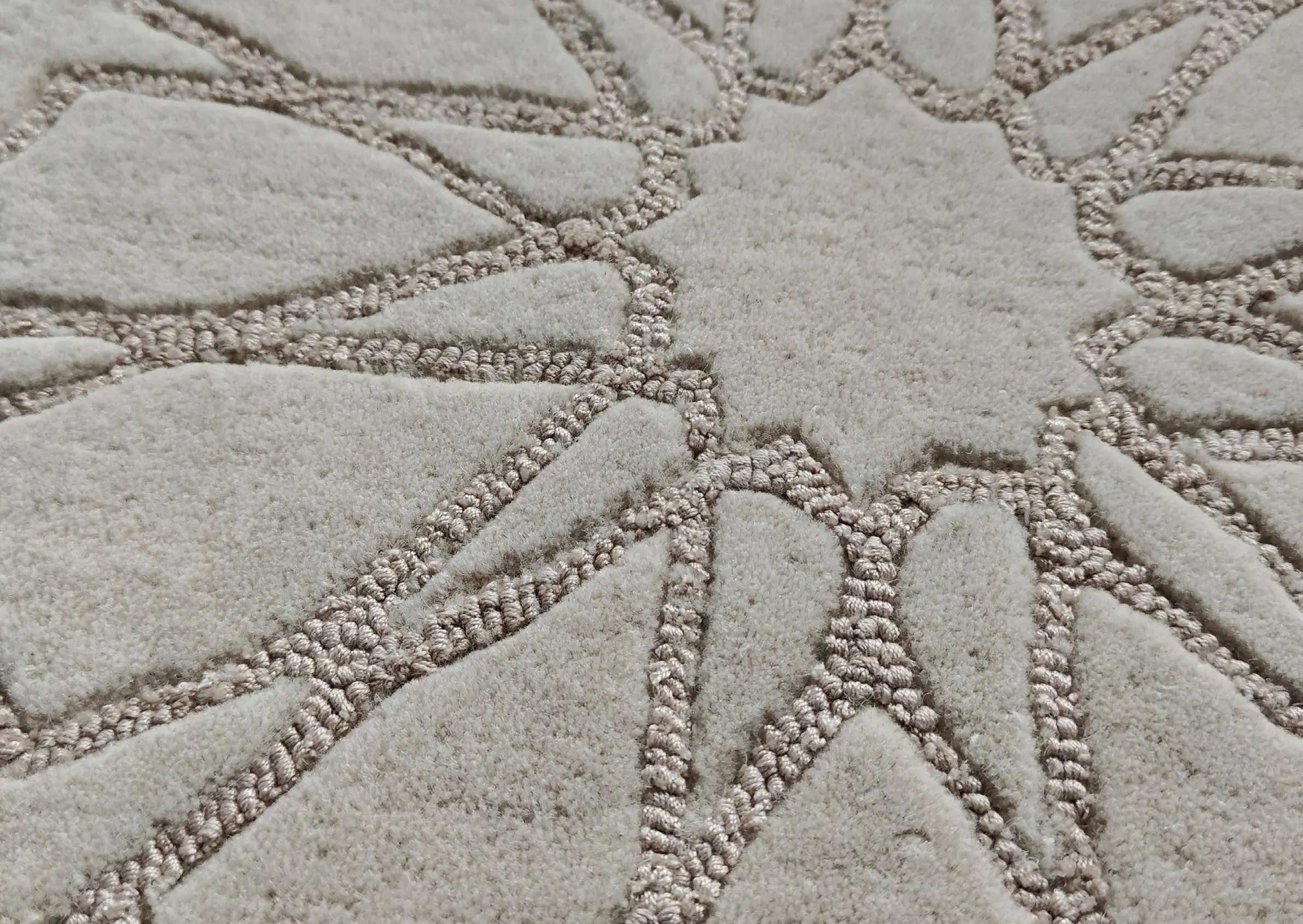 Custom bespoke hand-tufted Wool rug, carpet manufactured with CUT & LOOP type with Botanical Silk loops. Sarelli Interiors Textiles custom bespoke rug and carpet production, manufacturing, project management and interior projects. Classic and contemporary hand-tufted rugs and carpets.