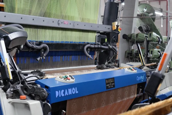 sarelli-fabric-production-methods-jacquard-machine-2 Sarelli Interiors Textiles complex weaving machine, jacquard-type looms, with machine dimensions of 165 cm. Custom bespoke fabric production and manufacturing, fabric interior project, luxury elegant fabrics.